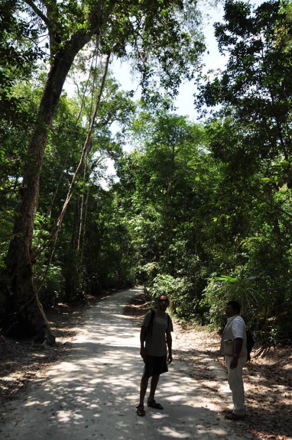 Com o nosso guia, caminhando pelas trilhas de Tikal, na Guatemala